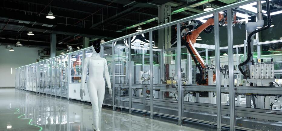 XPENG IRON: Το ανθρωποειδές ρομπότ περπατά μόνο του