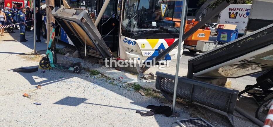Θεσσαλονίκη: Λεωφορείο έπεσε πάνω σε στάση μετά από σύγκρουση με άλλο