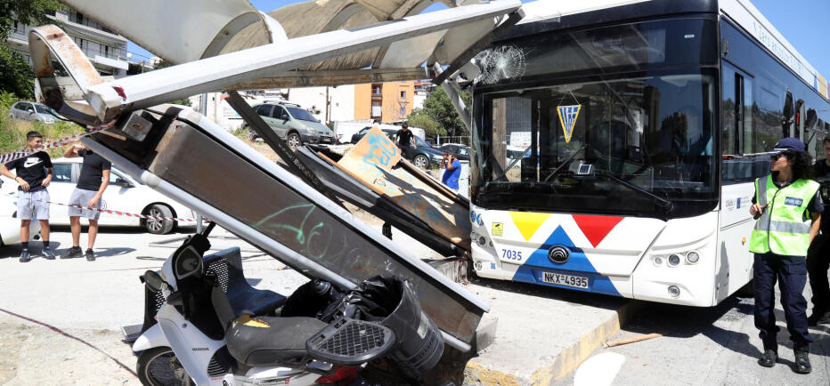 Σύγκρουση λεωφορείων Θεσσαλονίκη: «Είδαμε τη στάση να πέφτει πάνω σε κόσμο»