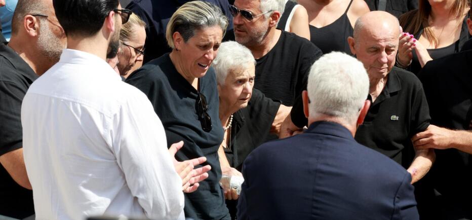 Κηδεία Μαζωνάκη: Υποβασταζόμενη η μητέρα του - Στο νεκροταφείο η σορός του