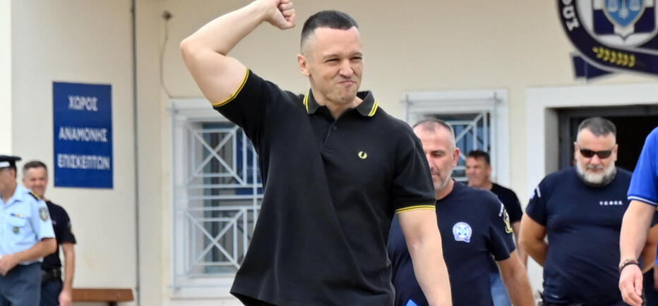 Ο Κασιδιάρης αποφυλακίστηκε με σηκωμένη τη γροθιά: «Θα επιστρέψω»