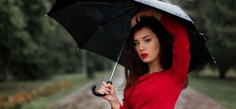 Rainy Mood: Outfits που θα σου δώσουν τη λύση, τις βροχερές ημέρες!