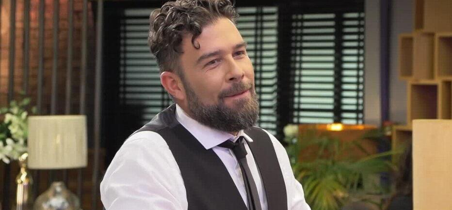 First Dates: Ο Τάσος... παραδίδει μαθήματα πυρηνικής φυσικής!