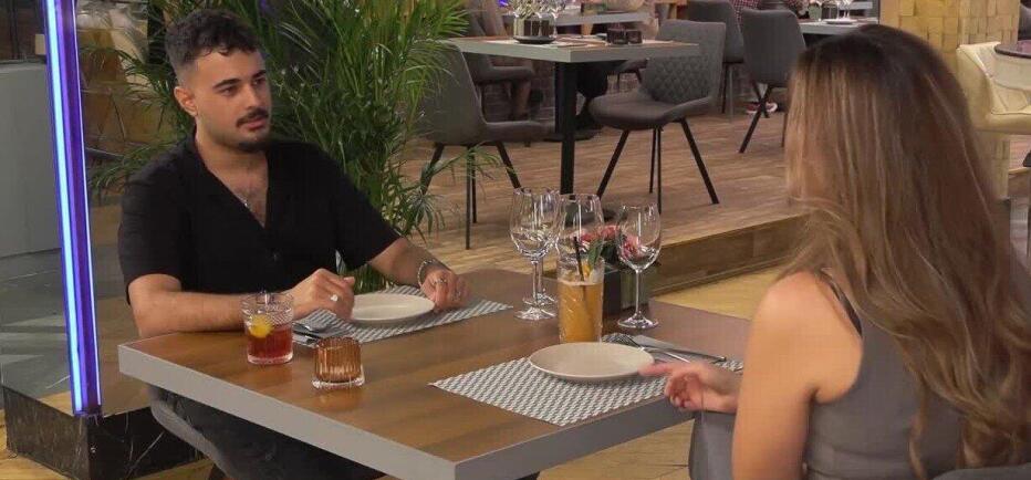 First Dates: Ο Γιάννης αποκάλυψε την αγαπημένη του... γλώσσα στην Πόπη!