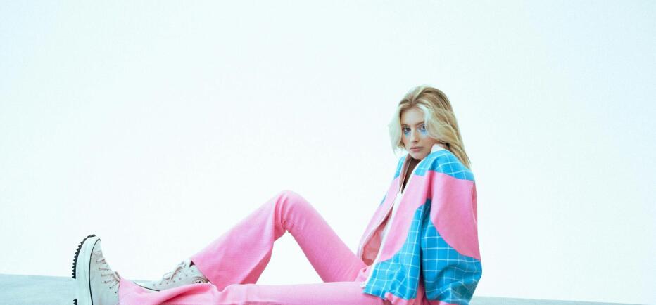 Back to the ’70s: Οι μπλούζες που αναβιώνουν τη πιο fashion δεκαετία