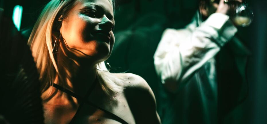 Clubbing μετά τα 40: Ποιος αποφάσισε ότι μεγαλώσαμε γι’ αυτό;