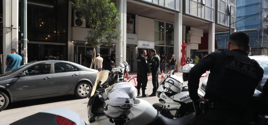 Συναγερμός στην Καλλιθέα: Βρέθηκαν φιαλίδια με επικίνδυνη ουσία