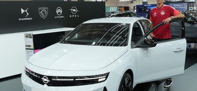 Οι παίκτες του Ολυμπιακού στο περίπτερο της Opel στην AUTO ATHINA 2026