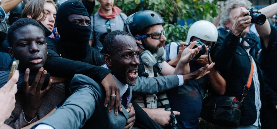 Διαδηλώσεις Γαλλία: Ο δήμαρχος που έγινε «ασπίδα» για τους μαθητές