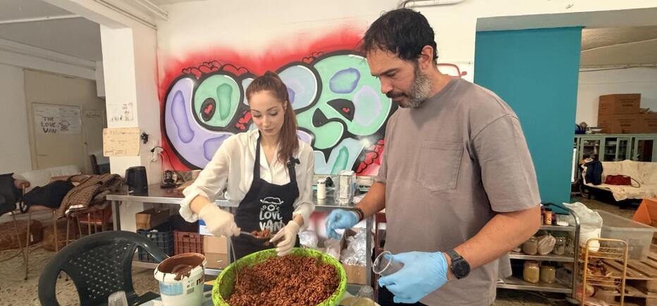 Η Ολίβια Βασιλόπουλος μαγείρεψε με το «The Love Van» για καλό σκοπό