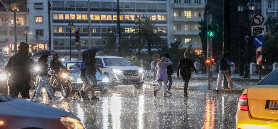 Κακοκαιρία: Τι πρέπει να κάνουμε αν είμαστε έξω ή σε αυτοκίνητο