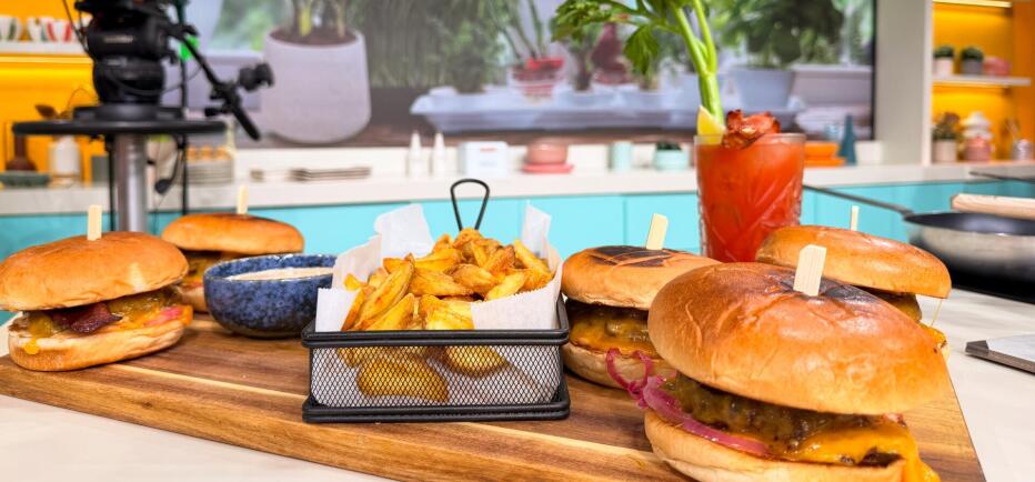 Συνταγή για burger μαζί με ένα εξαιρετικό κοτέιλ. Ο τέλειος συνδυασμός