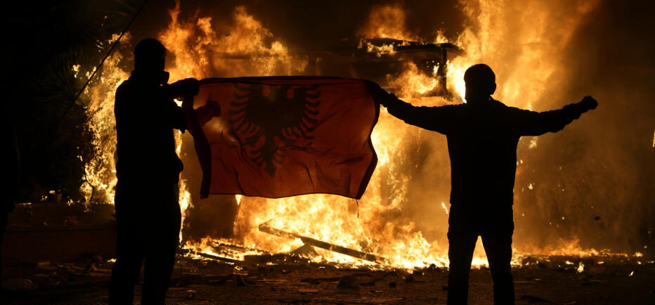 Χάος στα Τίρανα για τρίτη ημέρα: Φωτιές και συγκρούσεις με την αστυνομία