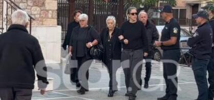 Μνημόσυνο Μαζωνάκη: Υποβασταζόμενη έφτασε η μητέρα του τραγουδιστή