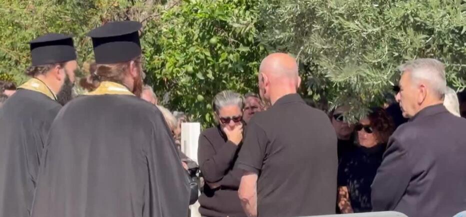 «Λύγισαν» η μάνα και οι αδελφές του Γιώργου Μαζωνάκη πάνω από το μνήμα του
