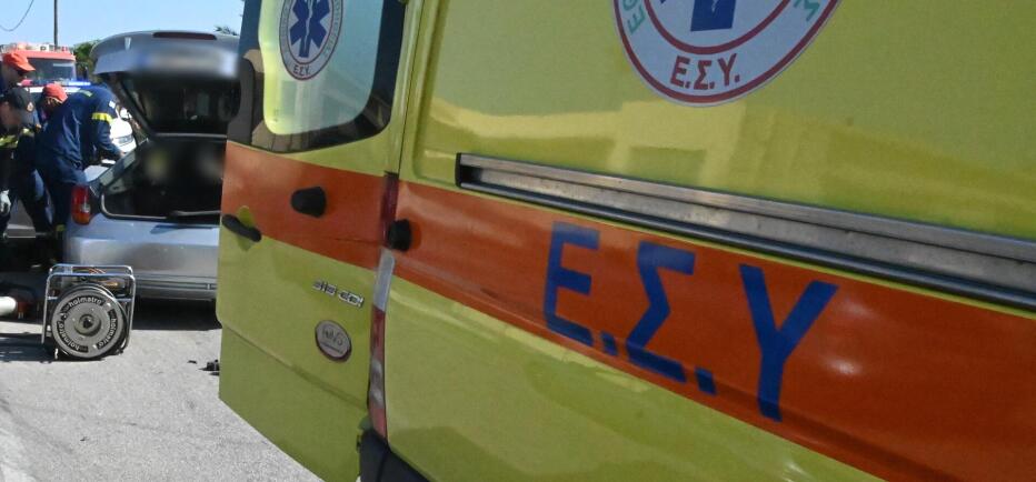 Σφοδρό τροχαίο με νταλίκα και ΙΧ στην Αττική Οδό: Ένας σοβαρά τραυματίας