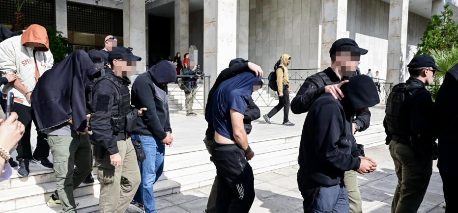 Ποινική δίωξη για κακουργήματα στους 23 συλληφθέντες της αλυσίδας εστίασης