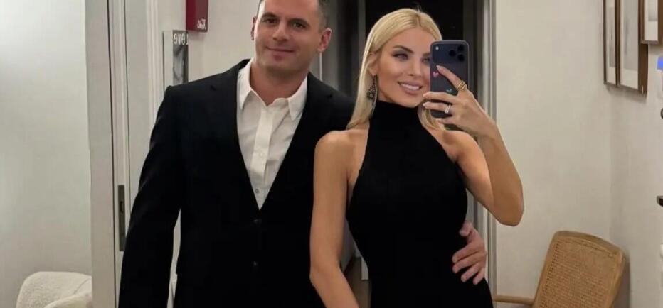 Καινούργιου: Με total black look στην αγκαλιά του Παναγιώτη Κουτσουμπή
