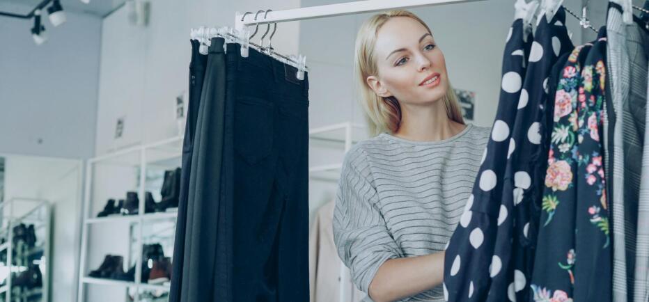 10 tips για να οργανώσετε την ντουλάπα σας και να βρίσκετε τι να φορέσετε
