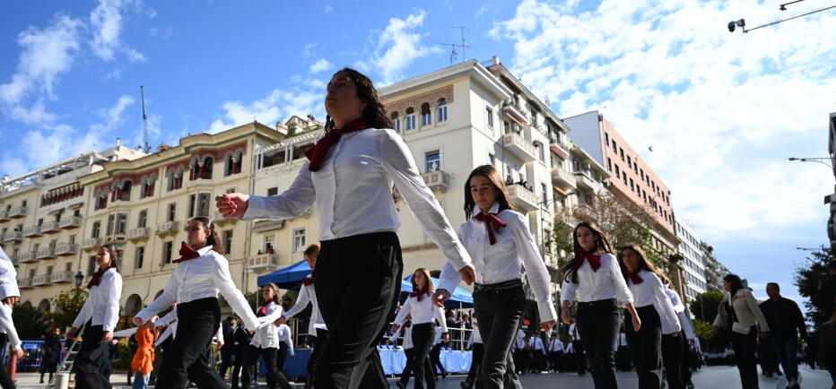Θεσσαλονίκη: Σε εξέλιξη η μαθητική παρέλαση για την 28η Οκτωβρίου