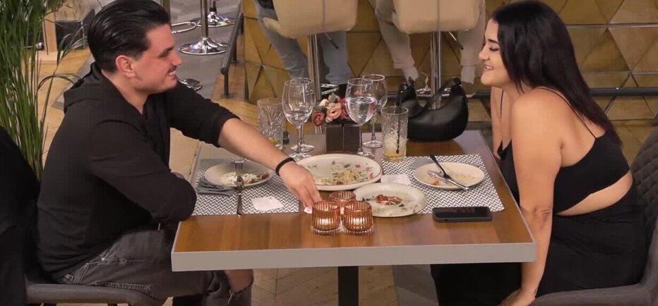 First Dates: Το πικάντικο παιχνίδι της Κλειώς και του Γιώργου!